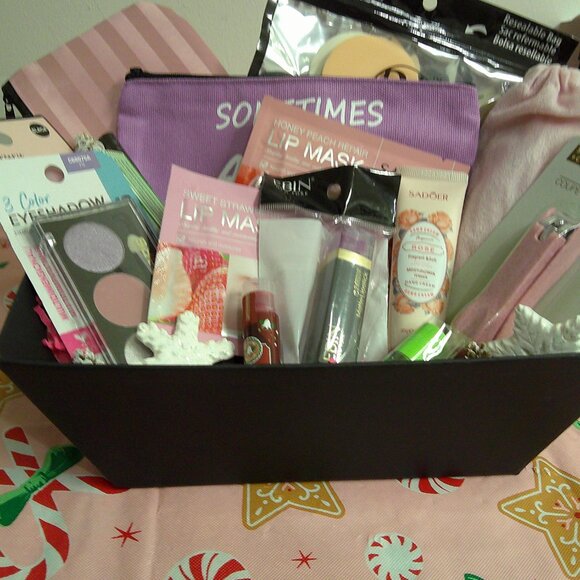 Merry & Matte-18-Piece Christmas Makeup Gift Basket for Her, Holiday Gift Basket - Picture 7 of 9